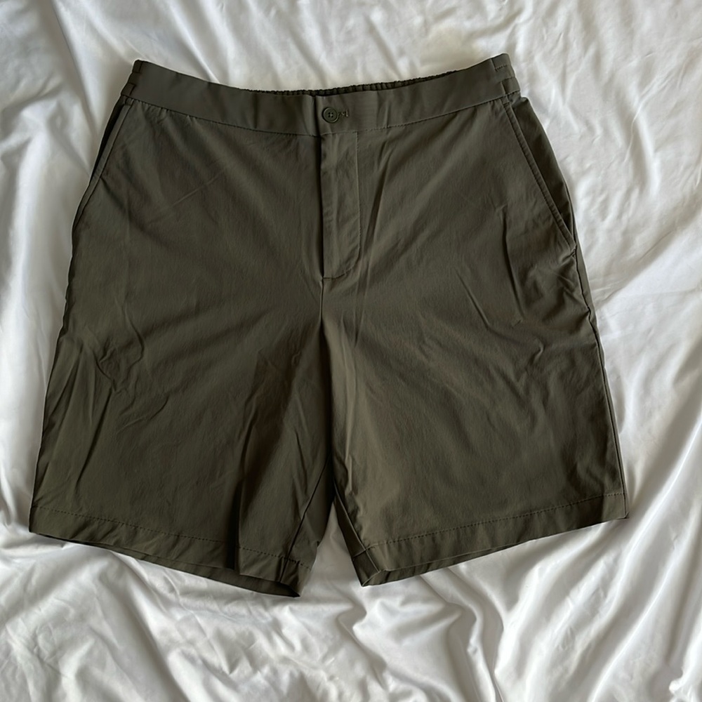 Banana Republic Hybrid Short. Men’s 9” Size 31. Color: Army green